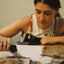 vrouw in zilverklei workshop