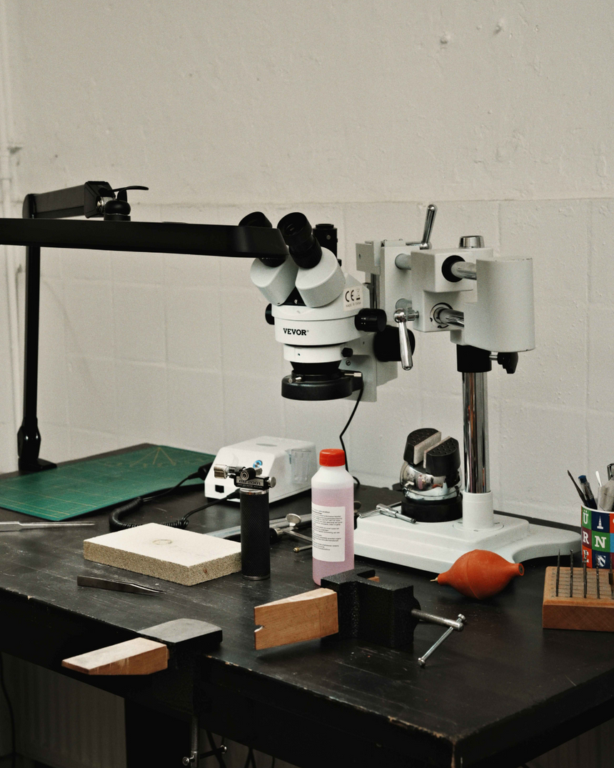 Rent a jewellery workbench